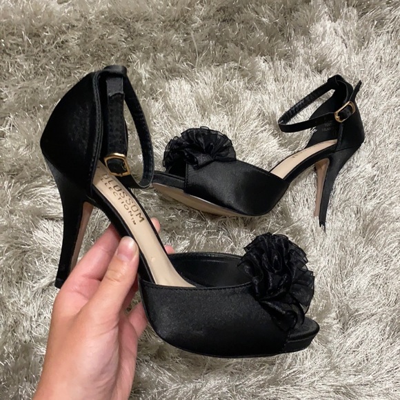 Shoes - • NWOT black ruffle heels